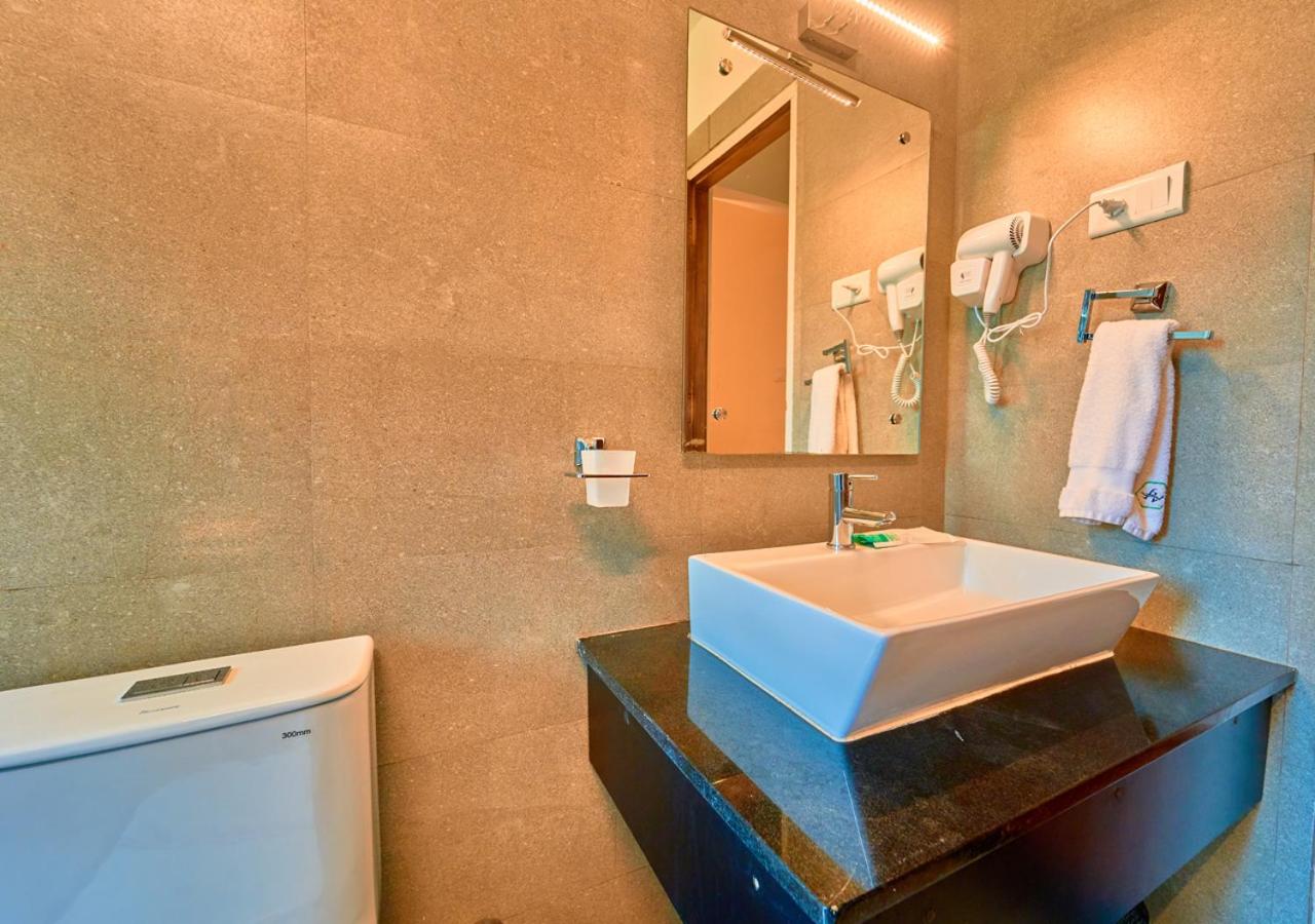 Bathroom 3, A J Gable Clouds by VOYE HOMES, The Nilgiris