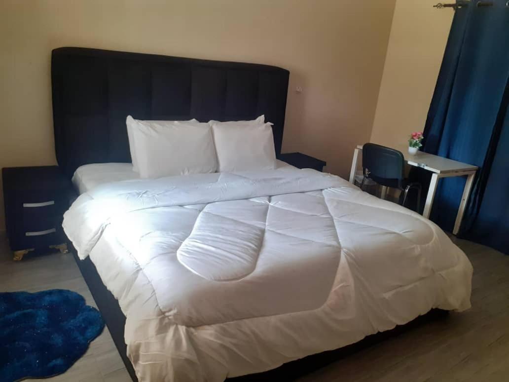 2, E and E lodge, Accra
