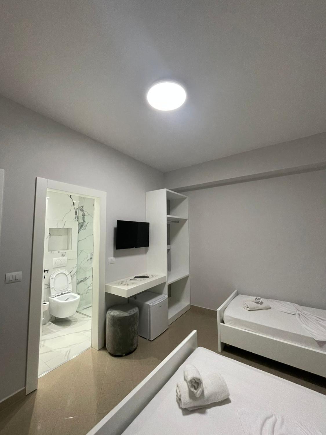 3, Joal Rooms, Sarandës