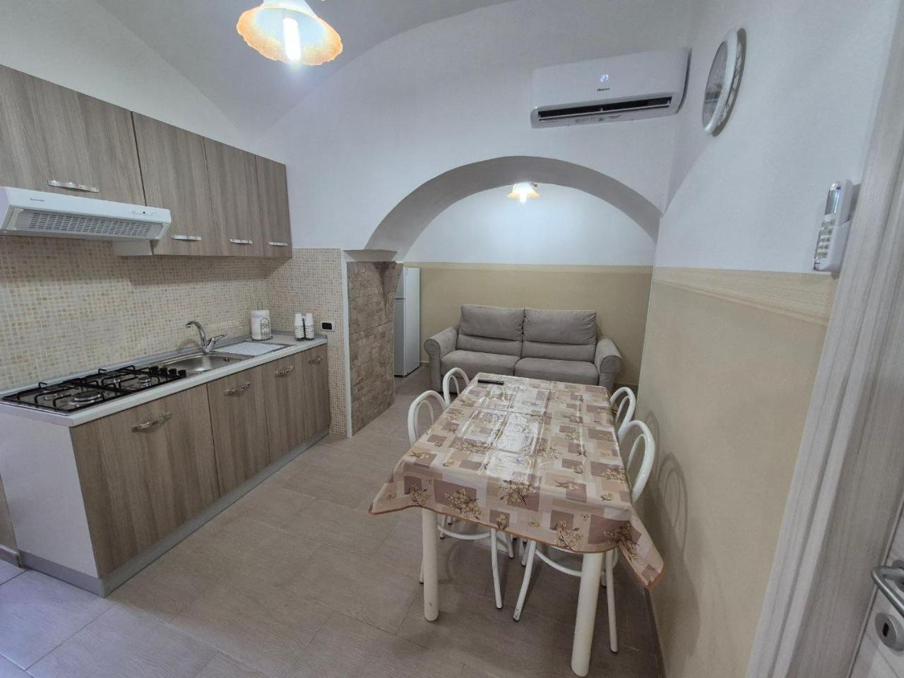 Facilities 4, Da Luisella, Napoli