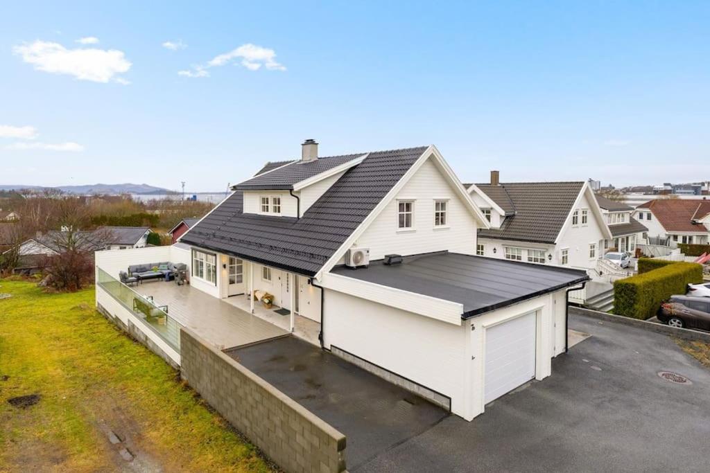 2, House with 5 bedrooms, 2 bathrooms, available for ONS, Randaberg