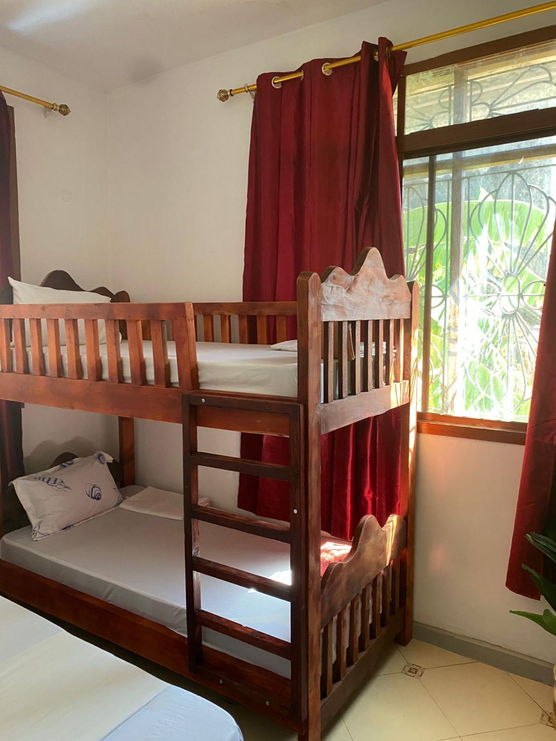 2, Digital Nomad Cave Hostel, Mjini