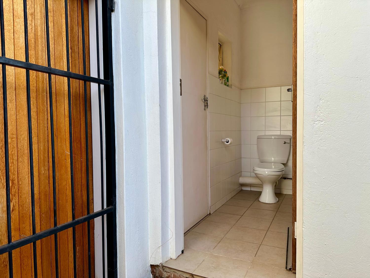 Bathroom 5, Gemini Bachelor House, Capricorn