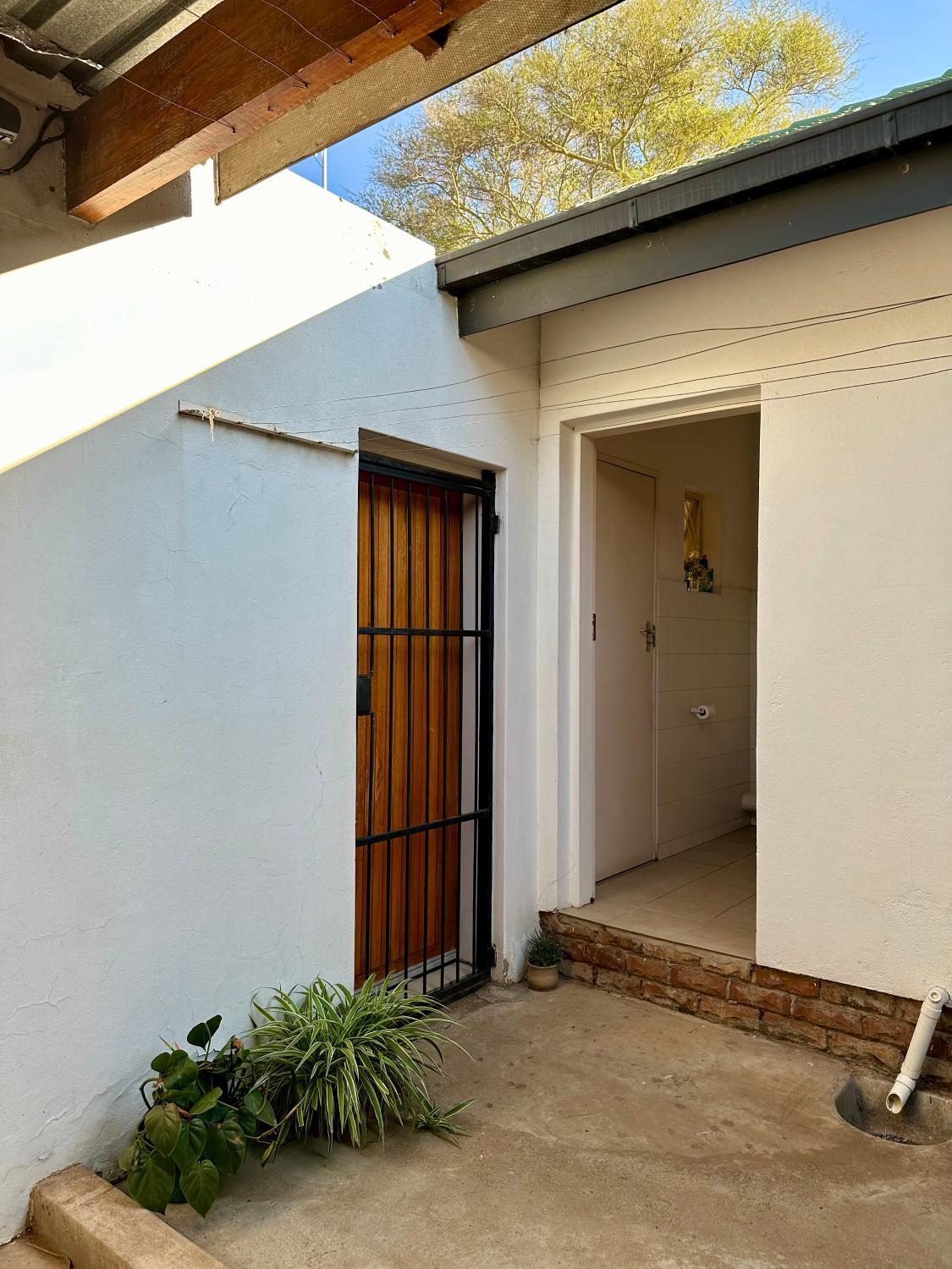 Exterior view, Gemini Bachelor House, Capricorn