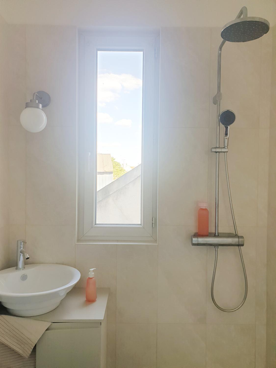 3, Au pied de metro de la Mairie Coliving Paris style, Seine-Saint-Denis