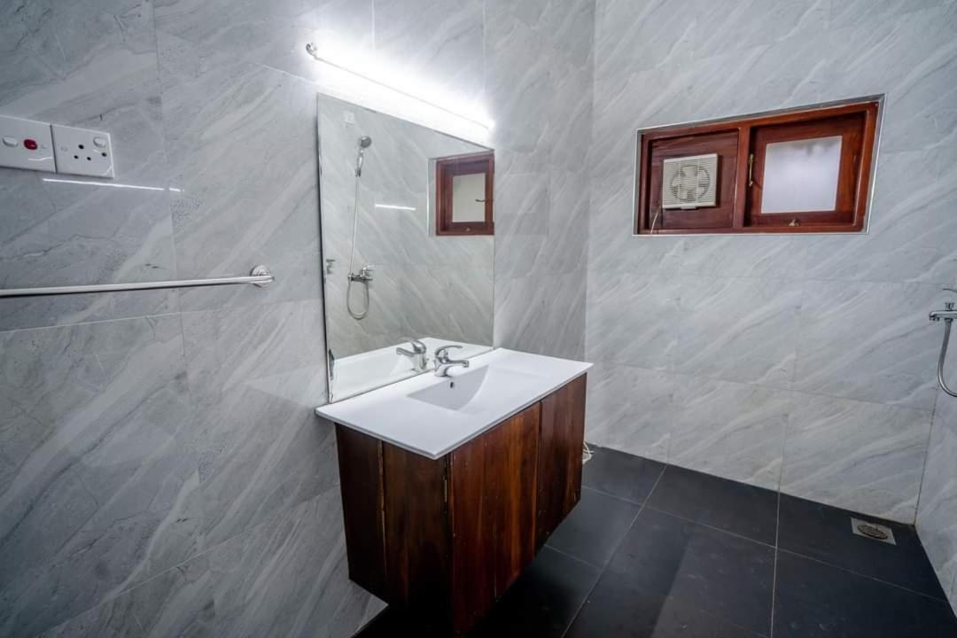Bathroom 5, Royal Scandic, Katana