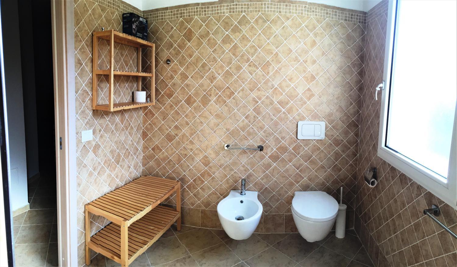 Bathroom 2, Ville con piscina privata in esclusiva da 8 posti letto, Nuoro