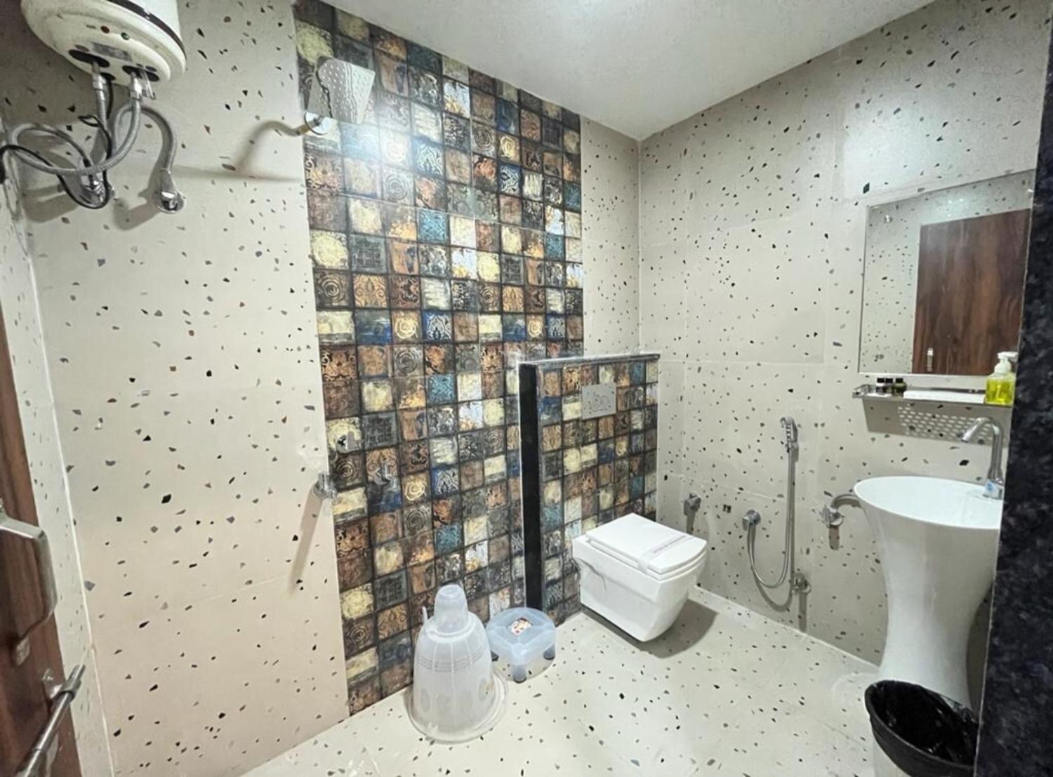 5, SS Lake View Hotel, Datia