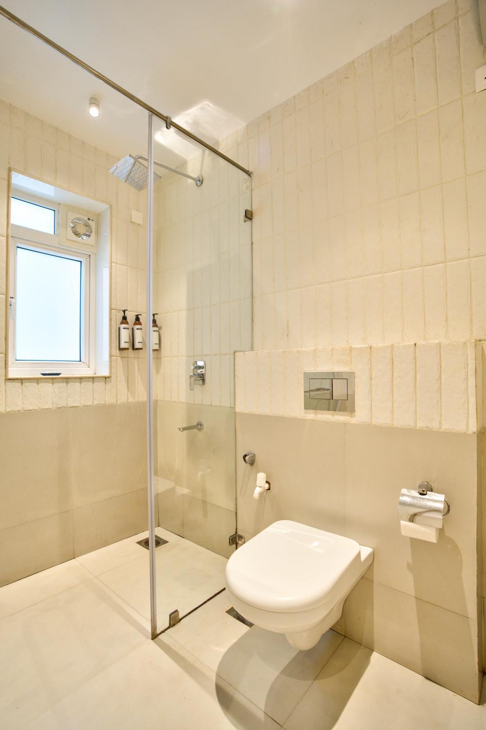 Bathroom 2, Asgard Stays with Jacuzzi & Swimming Pool - Close to Thalassa and Chapora fort, North Goa