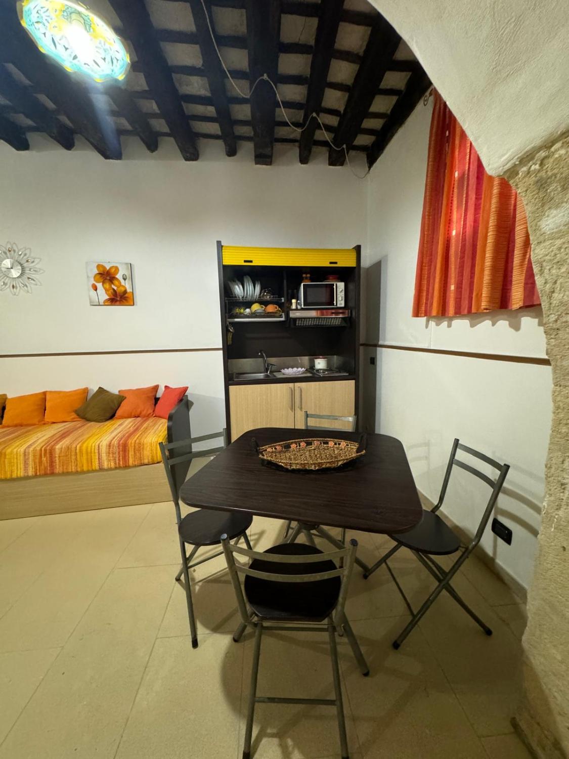 Facilities 2, Agghiorna e Scura Rooms, Trapani