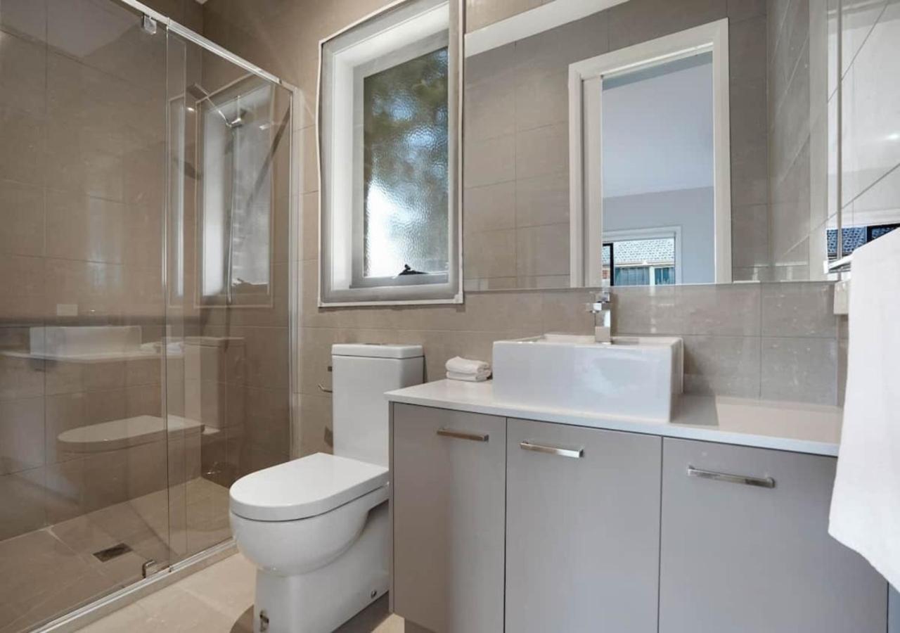 Bathroom 5, jennifer's Private Hotel, Kingston - North