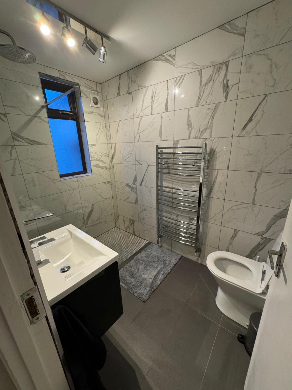 2, Extraordinary Double Room Near Croke Park - 3