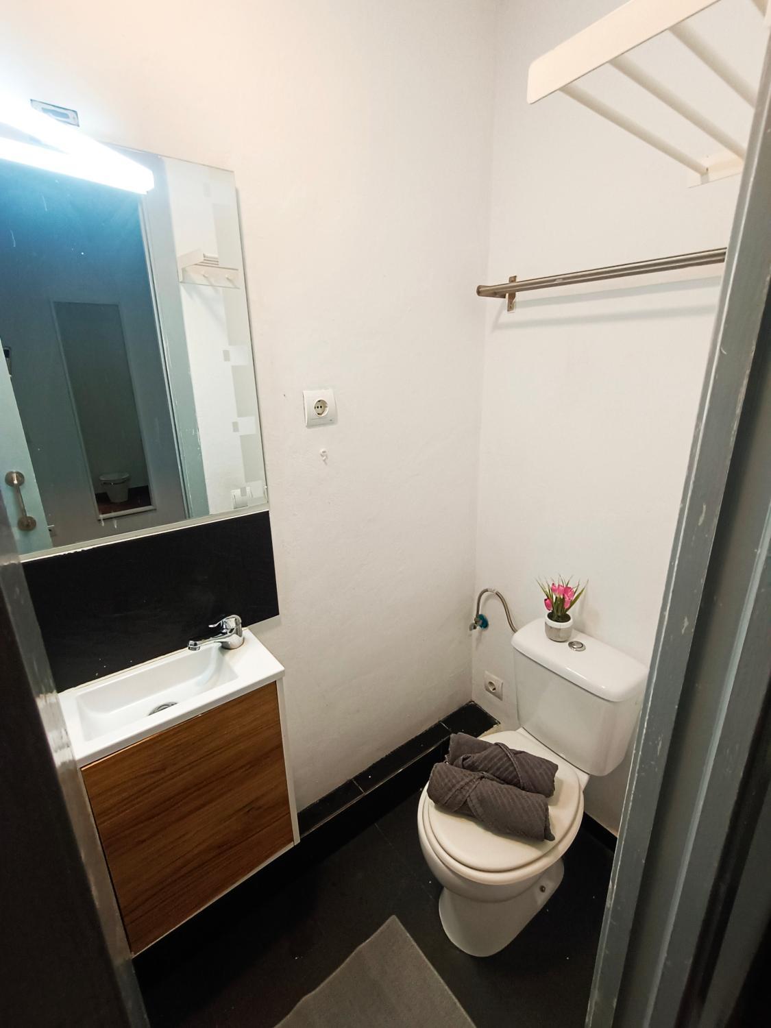 Bathroom 2, By Plaza Real Private Rooms, Barcelona