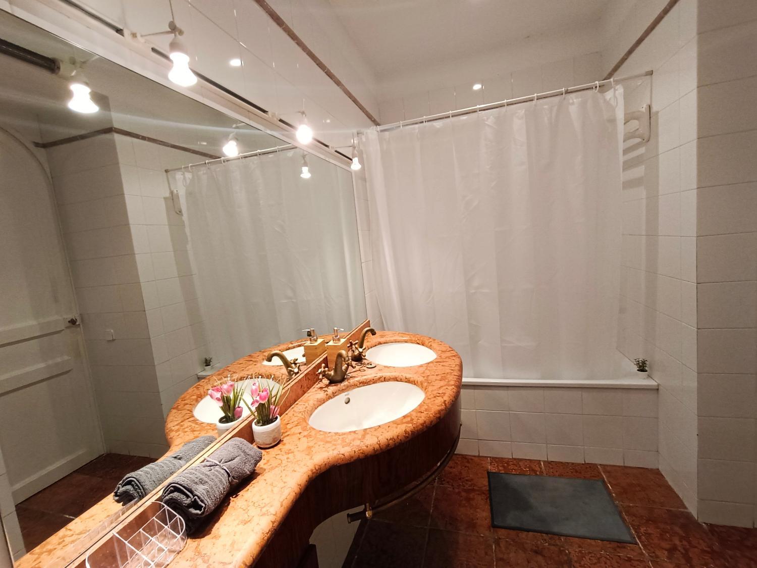 Bathroom 5, By Eixample Cosy Room, Barcelona