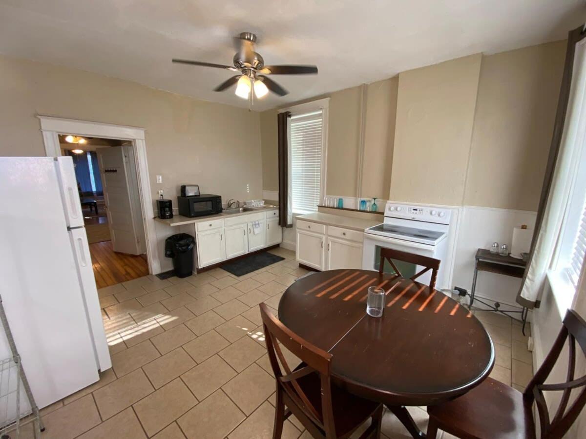 3, Quaint 1BR-1BA - Laundry & Backyard, Saint Louis