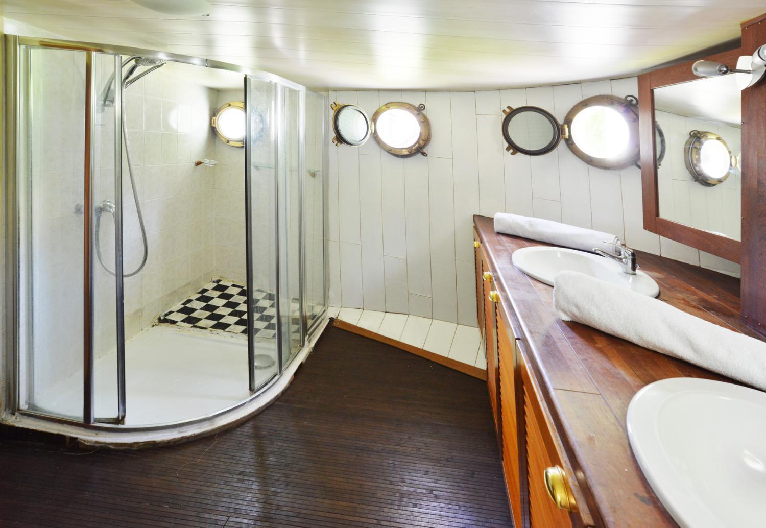Bathroom 5, Peniche refuge Seine, Essonne