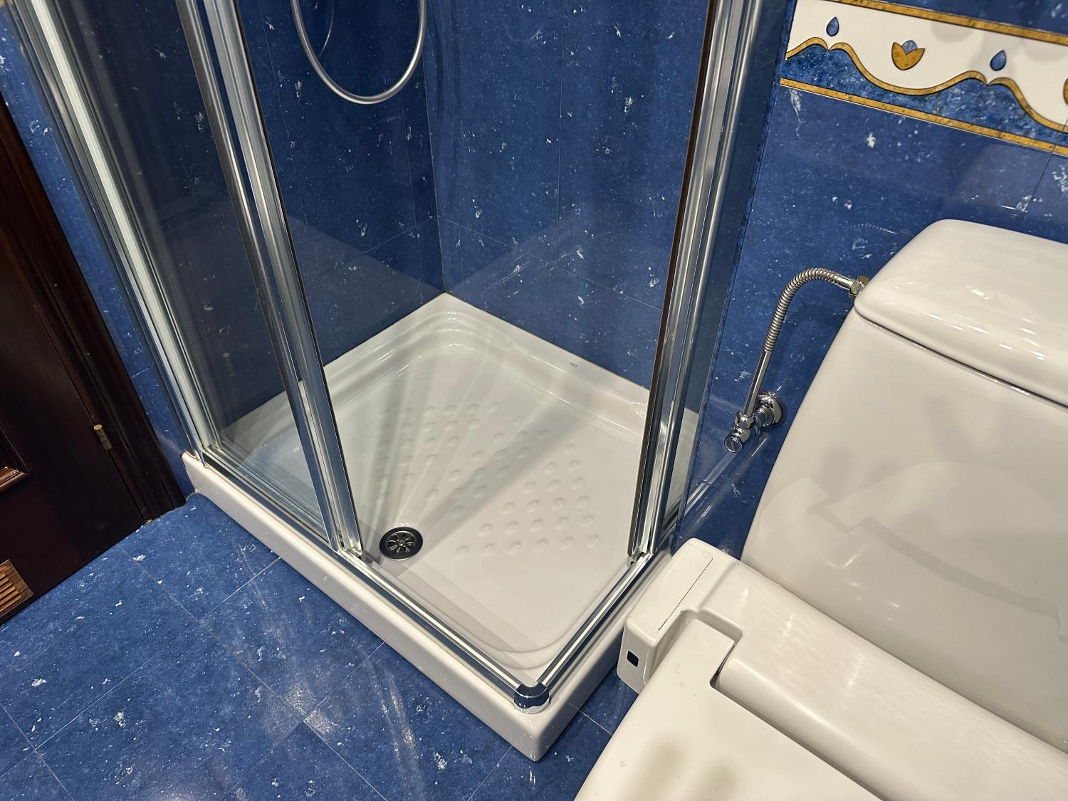 Shower 5, Habitaciones Claudio, Asturias