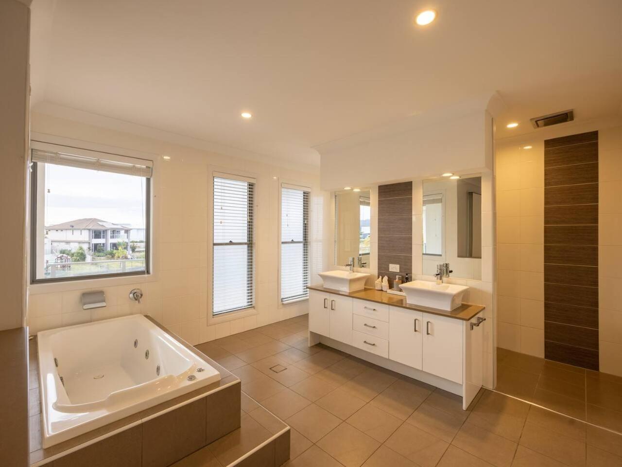 3, Waterfront Lifestyle Holiday5B House nearThemePark, Gold Coast