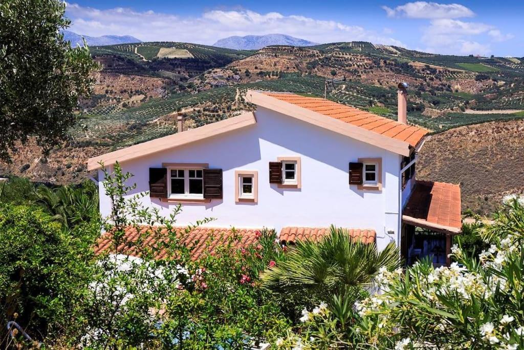 3, Charming Villa Maria, Crete