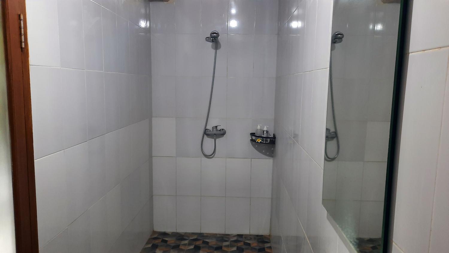 Bathroom, Evan House Homestay with Kitchens and Private Balconies, Gianyar