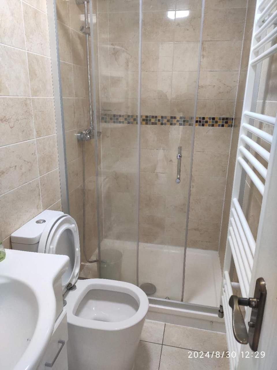 Bathroom 5, Lovely Modern Single Room, London
