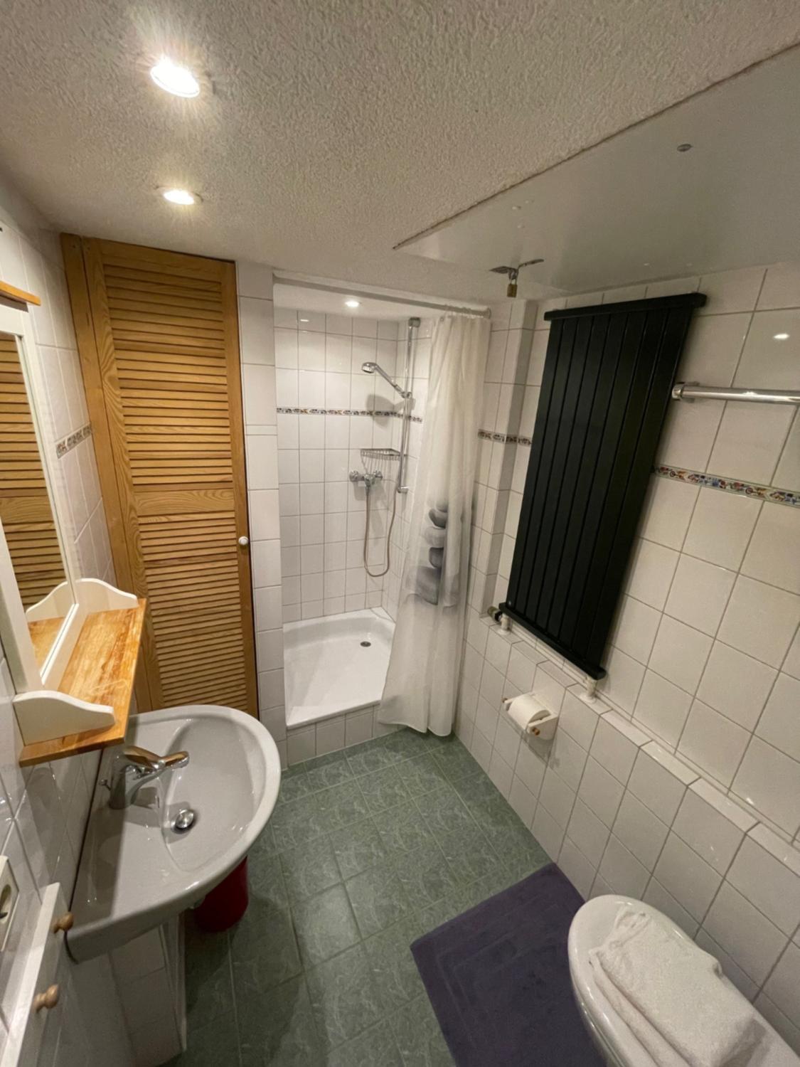 Bathroom 2, Bartke Zimmervermietung, Region Hannover