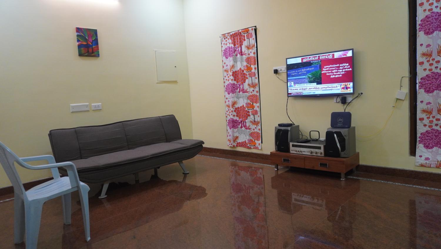 Shared lounge/TV area, Carmel Stay, Madurai