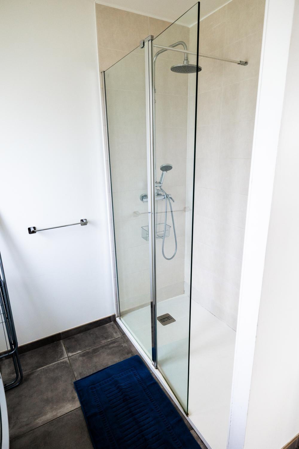 Shower, Maison comprenant deux gites a louer, ensemble ou independamment, capacite de 4 a 19 personnes Ideal, Ille-et-Vilaine