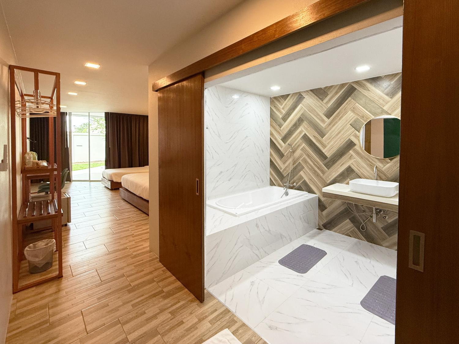 Bathroom 4, Plernpetch Hotel, Muang Surat Thani