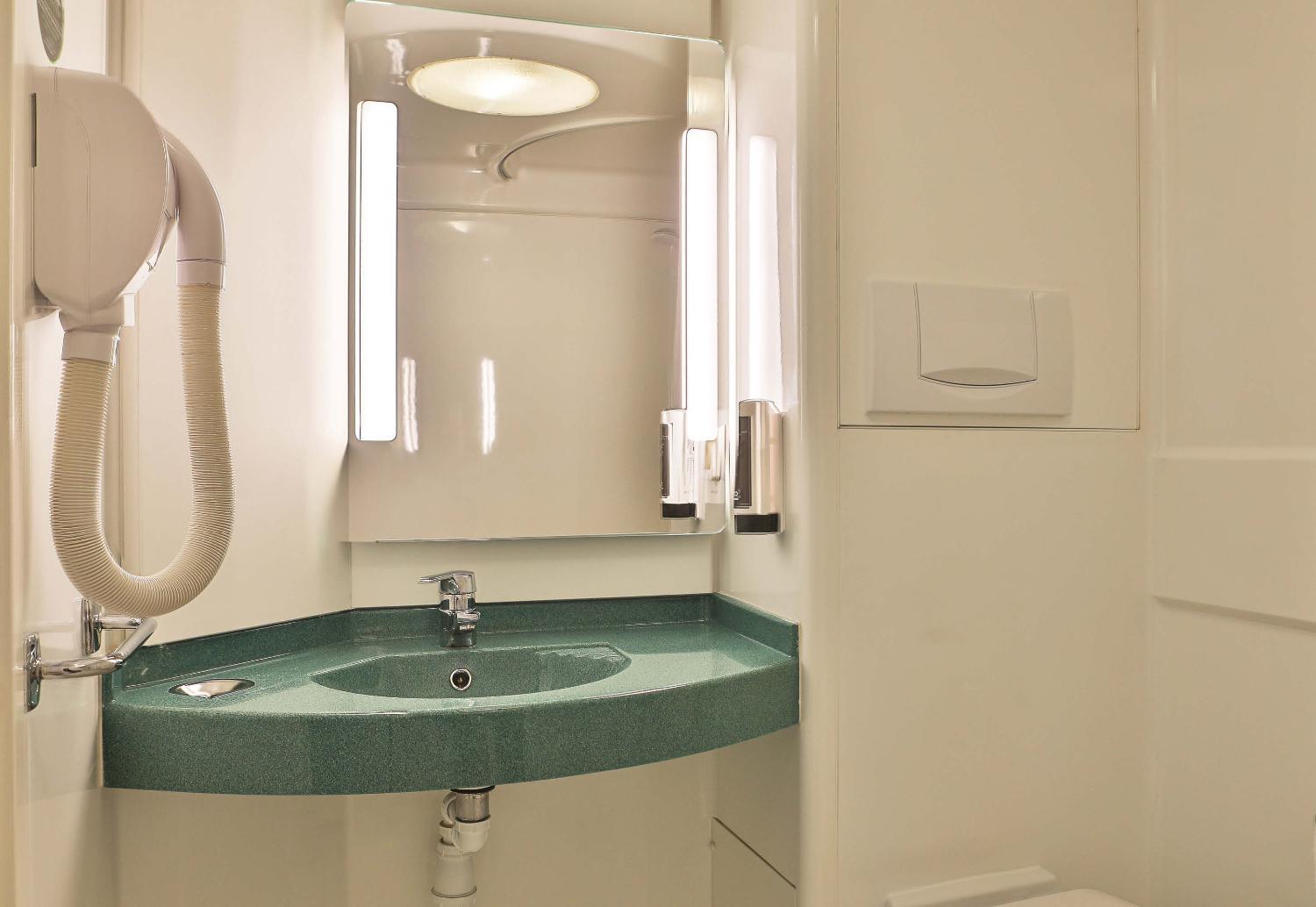 Bathroom 4, B&B HOTEL Les Sables-d'Olonne Centre Gare, Vendée