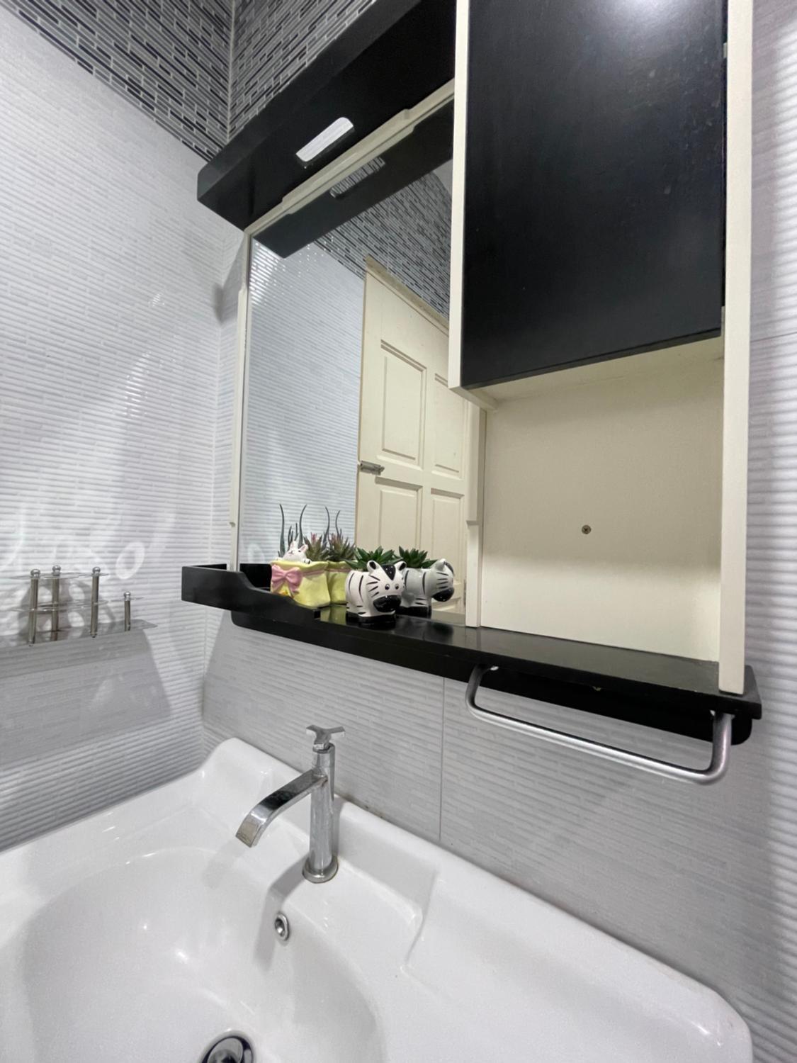 Bathroom 5, Homestay & Pool Laman Sri Aman Pontian, Pontian