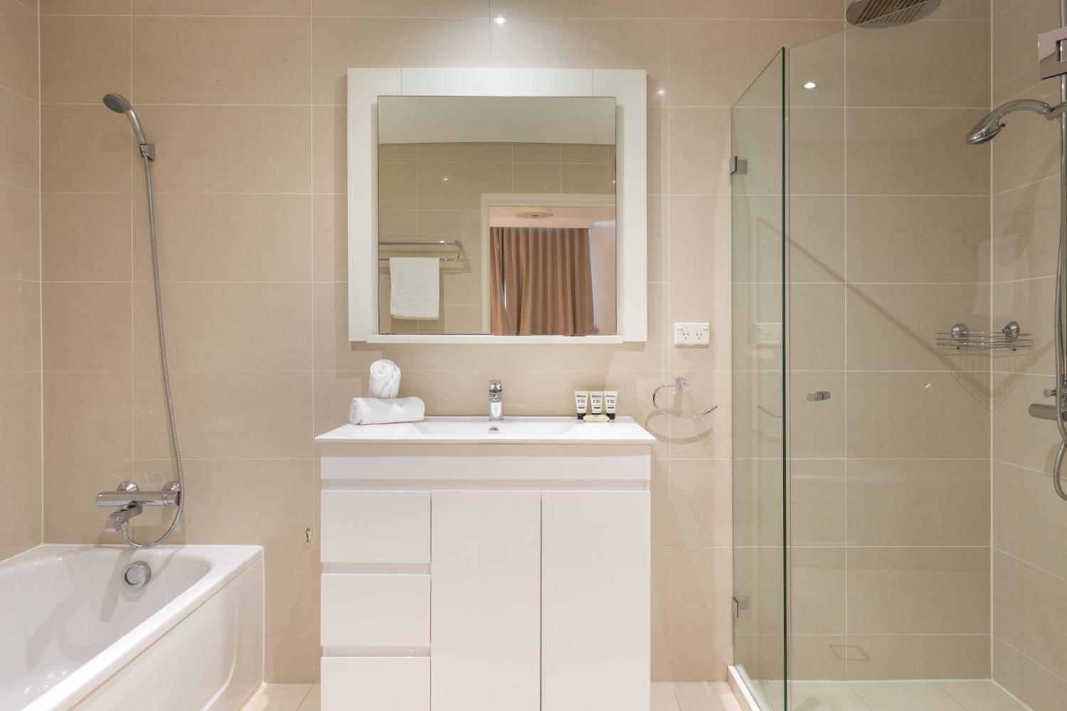 Others, Modern Retreat with Balcony & Parking, Near Trains, Willoughby