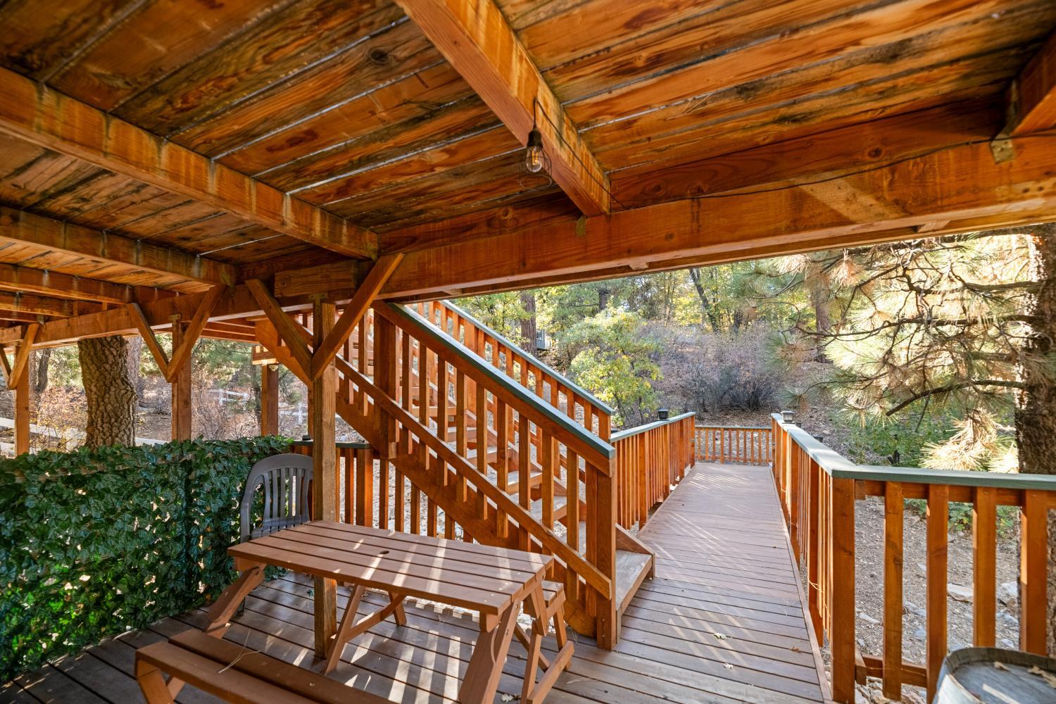 Exterior view 3, Magic Mountain - Three bedroom log cabin located in a quiet neighborhood!, San Bernardino
