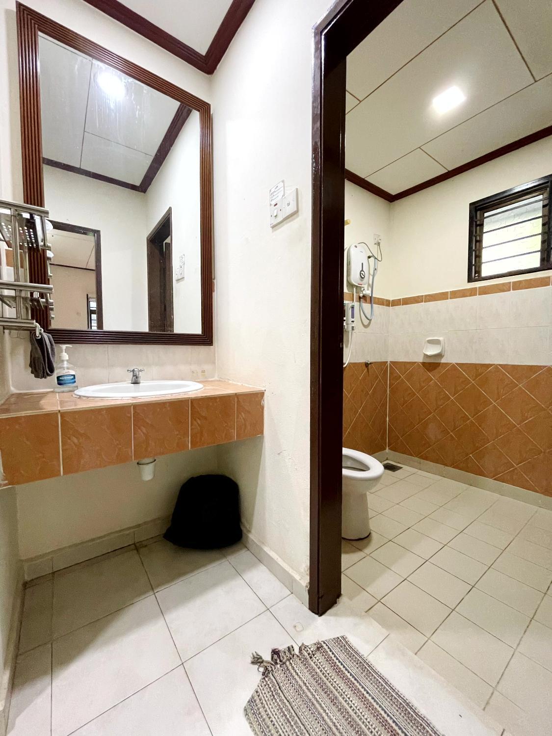 Bathroom 2, A'FAMOSA Pool Villa by S&T Homez, Alor Gajah