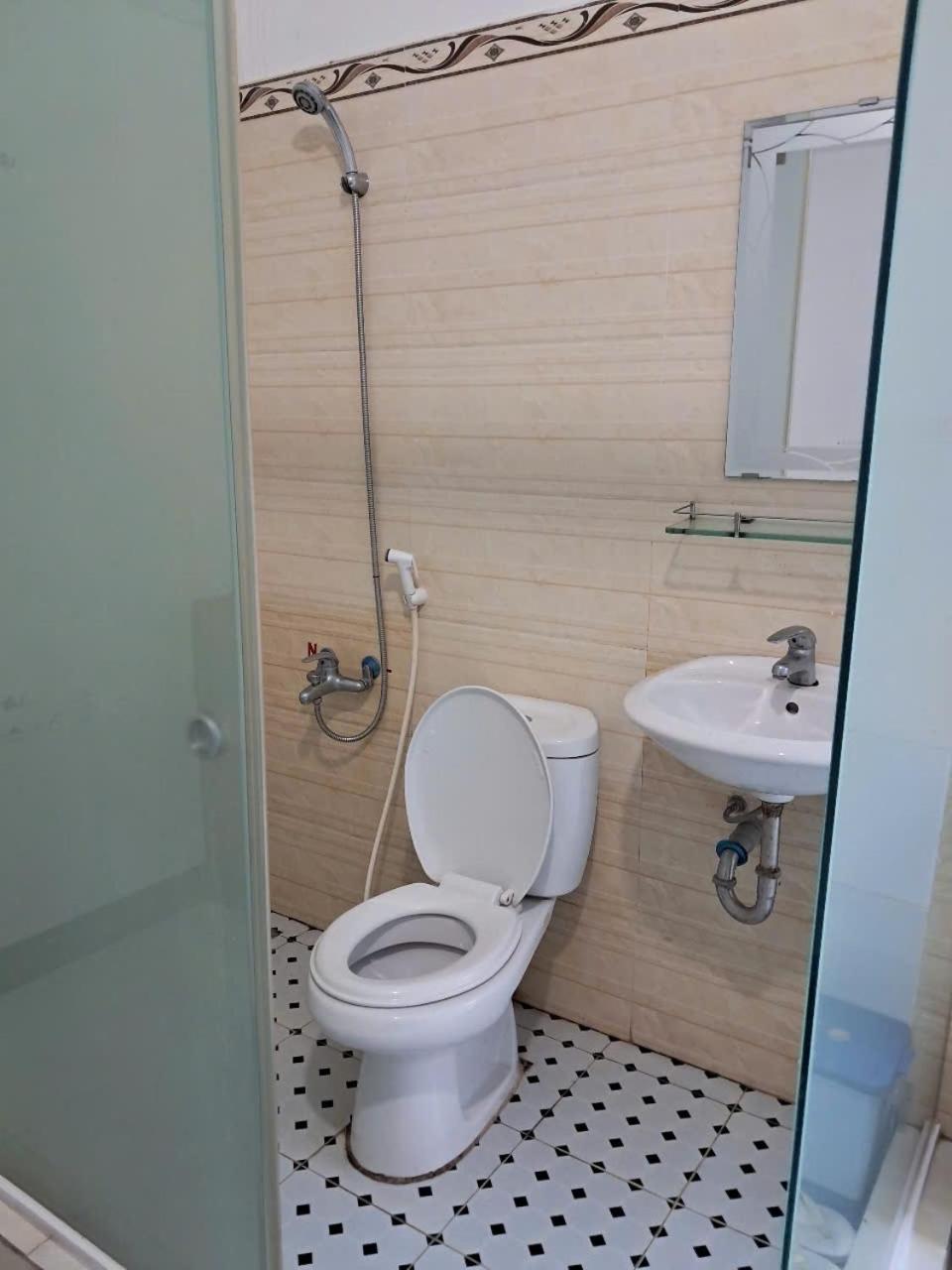 Bathroom 3, Mai Lan Mini Hotel, Cái Răng