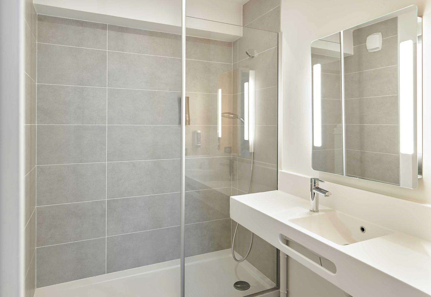 Bathroom 4, B&B Hotel Marne-La-Vallée Val D'Europe, Seine-et-Marne