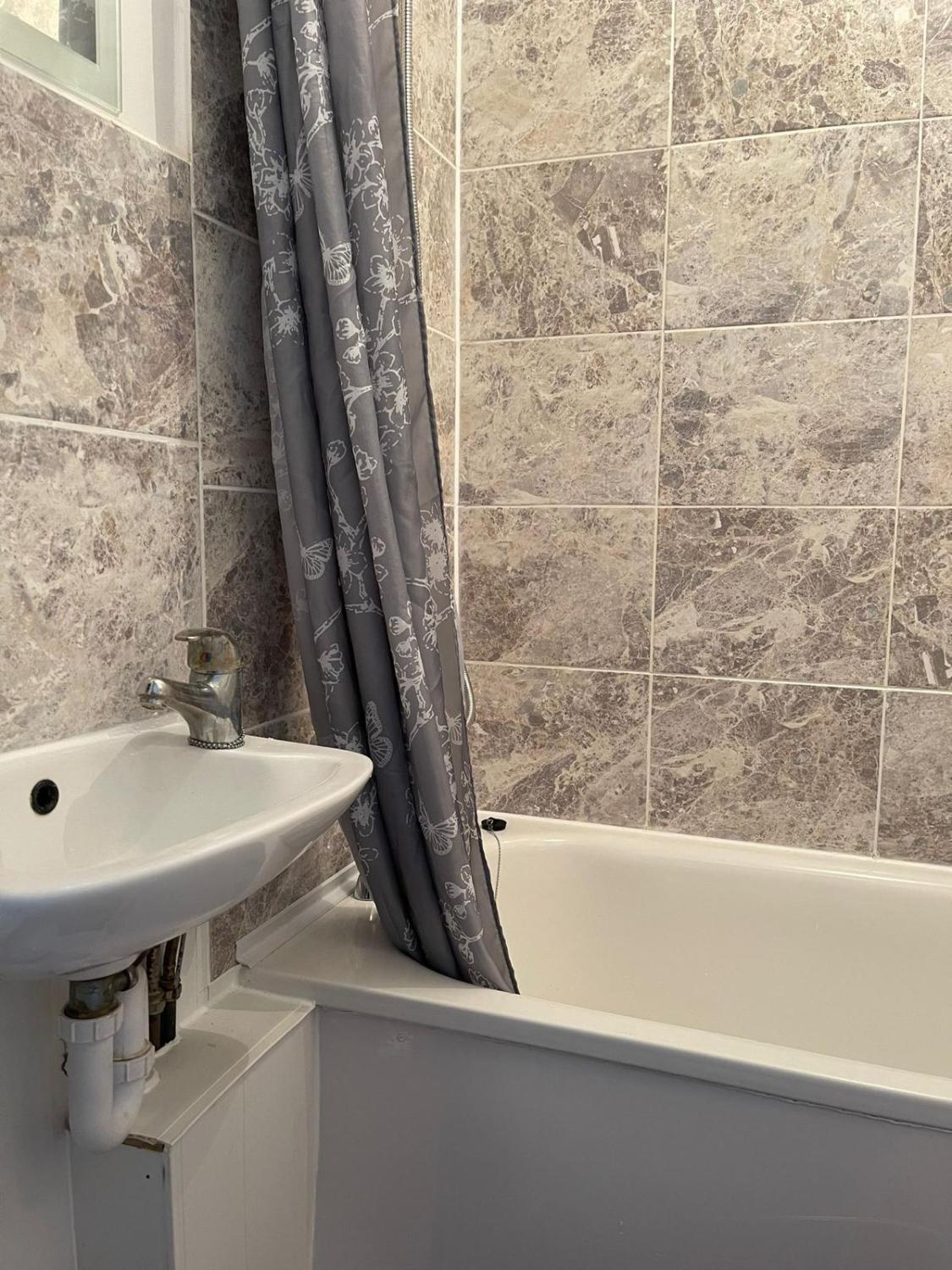 Others 5, Crescent 2 beds Apartment, London