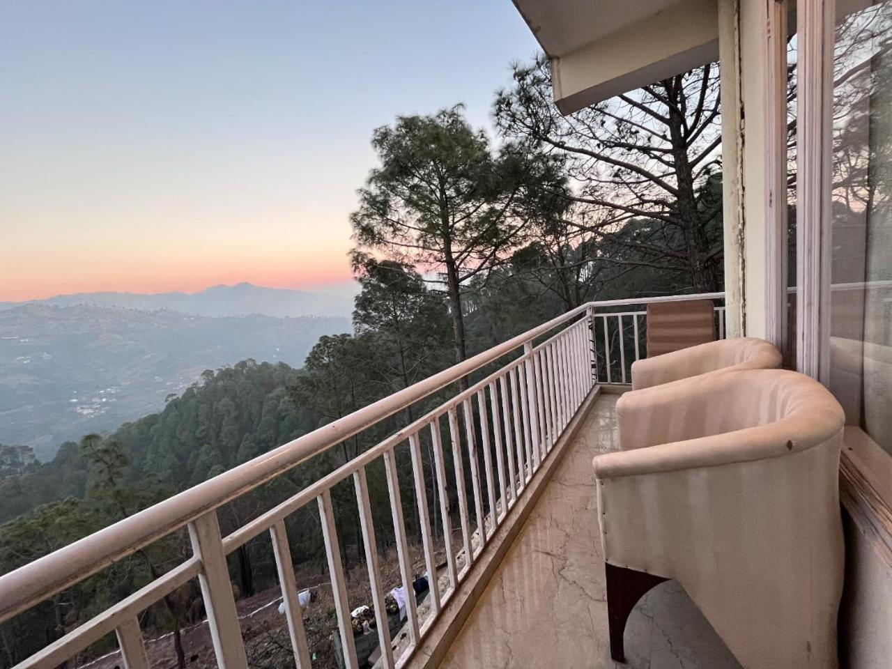 3, Hotel Tribe View - Away from City Hustle !! Top Rated & Most Awarded Property !! A Peaceful Stay, Solan