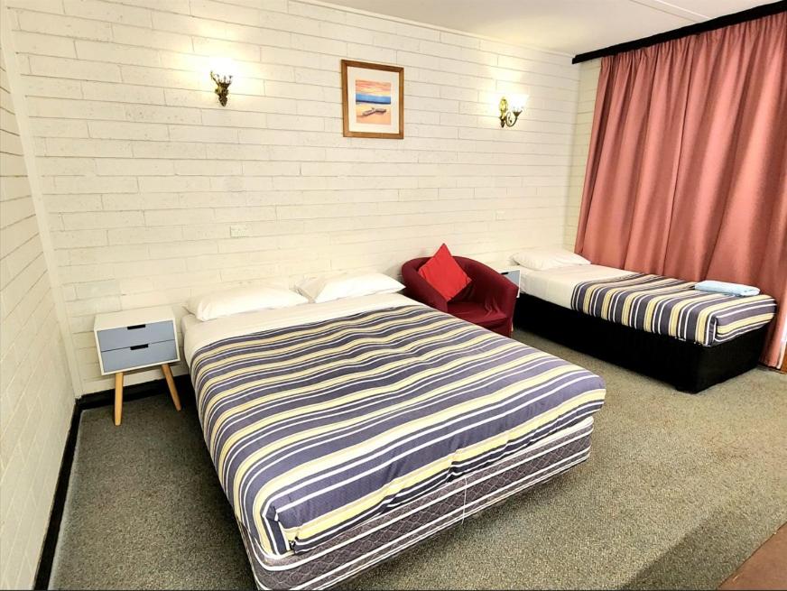 Others, Finley Motel, Berrigan