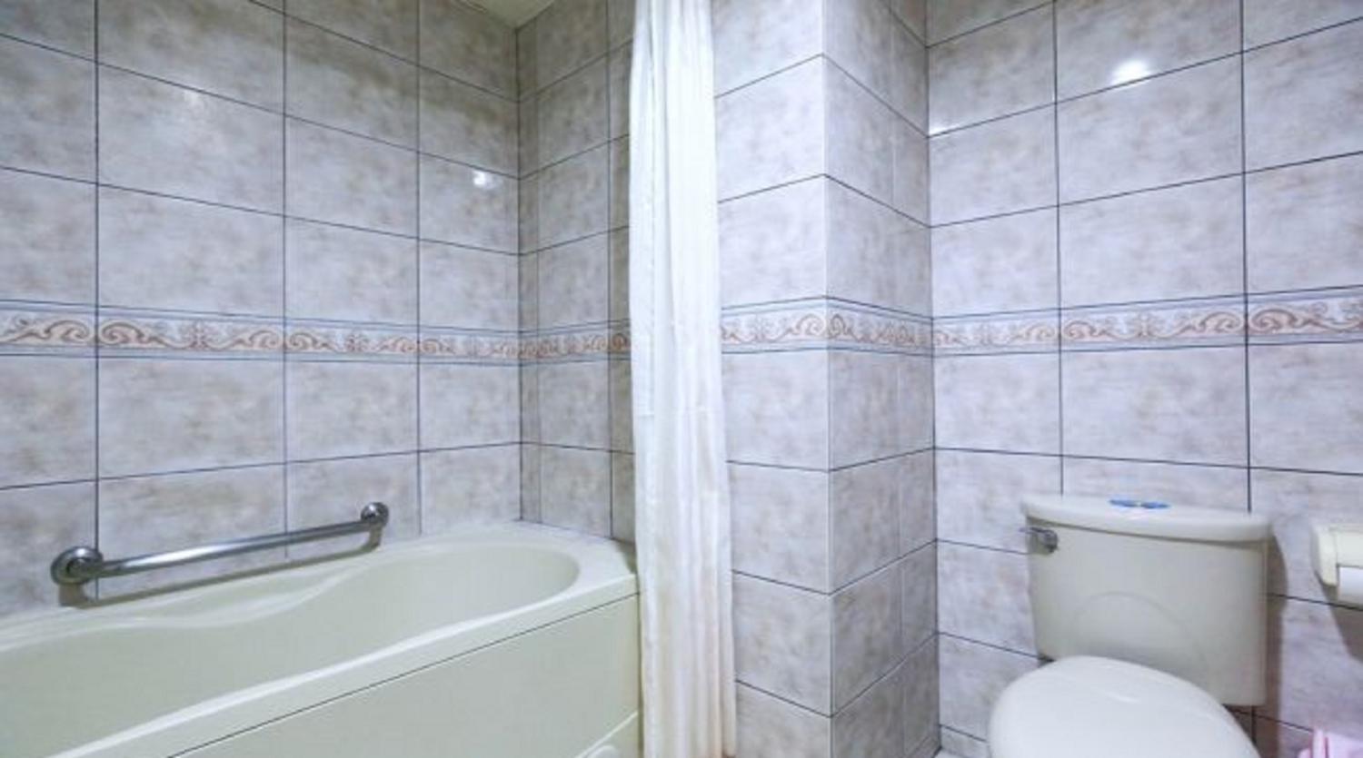 Bathroom, Red Cabin Inn, Taipei City