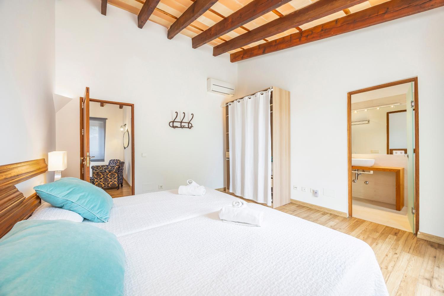Others 4, Villa Pins, Baleares