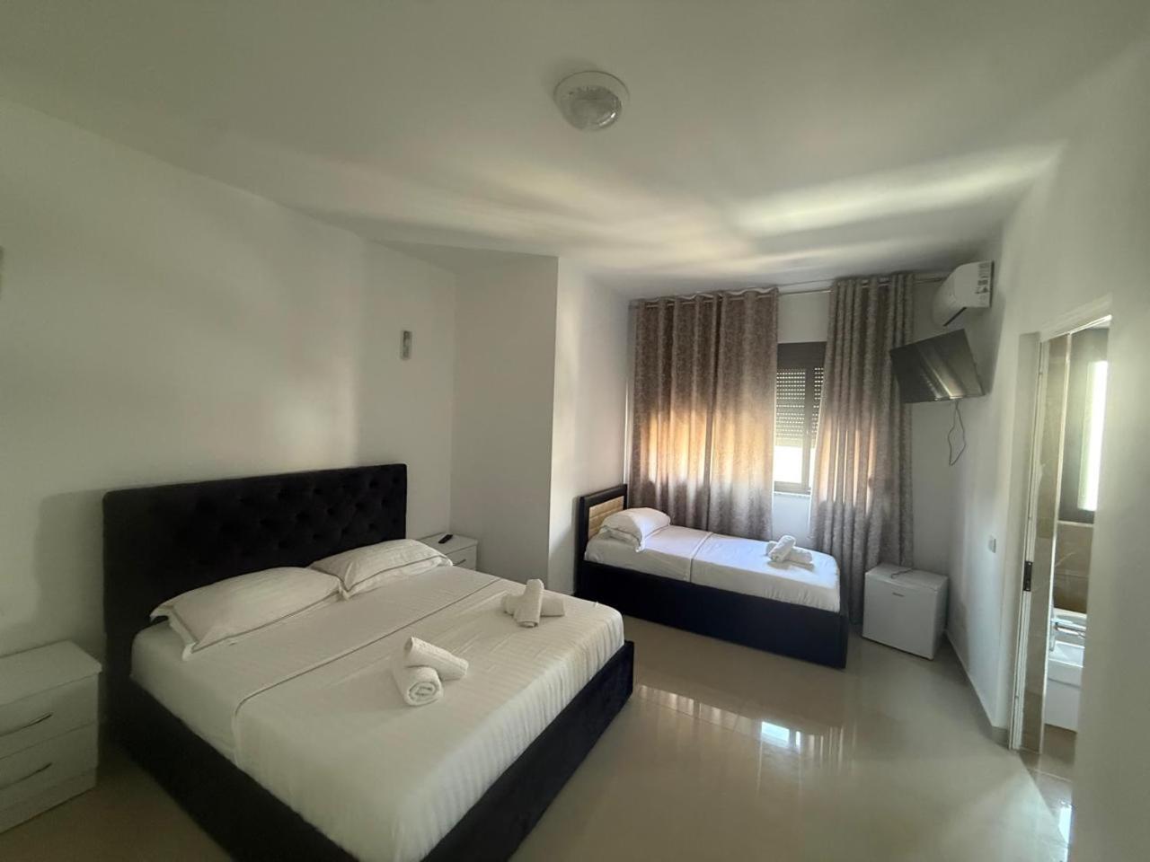 5, Hotel Italia, Kavajës