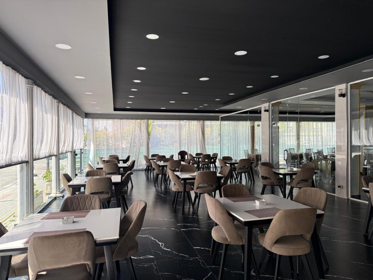 2, Hotel Italia, Kavajës
