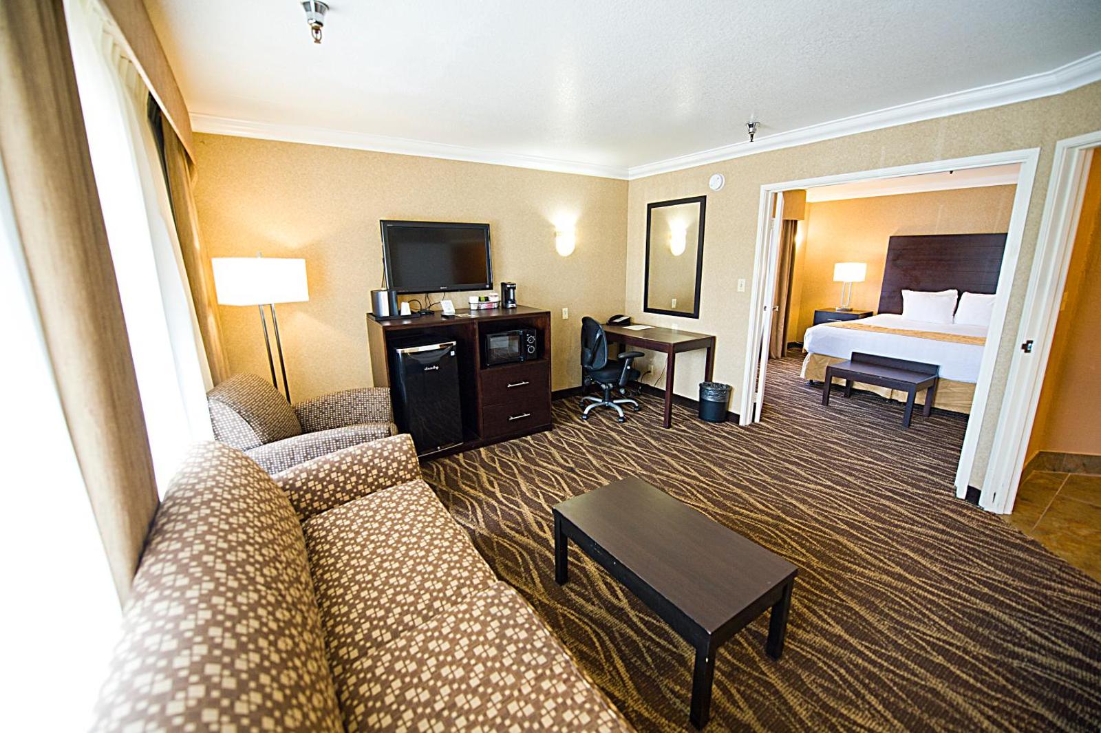 Hotel d'Lins Ontario Airport Main image 1