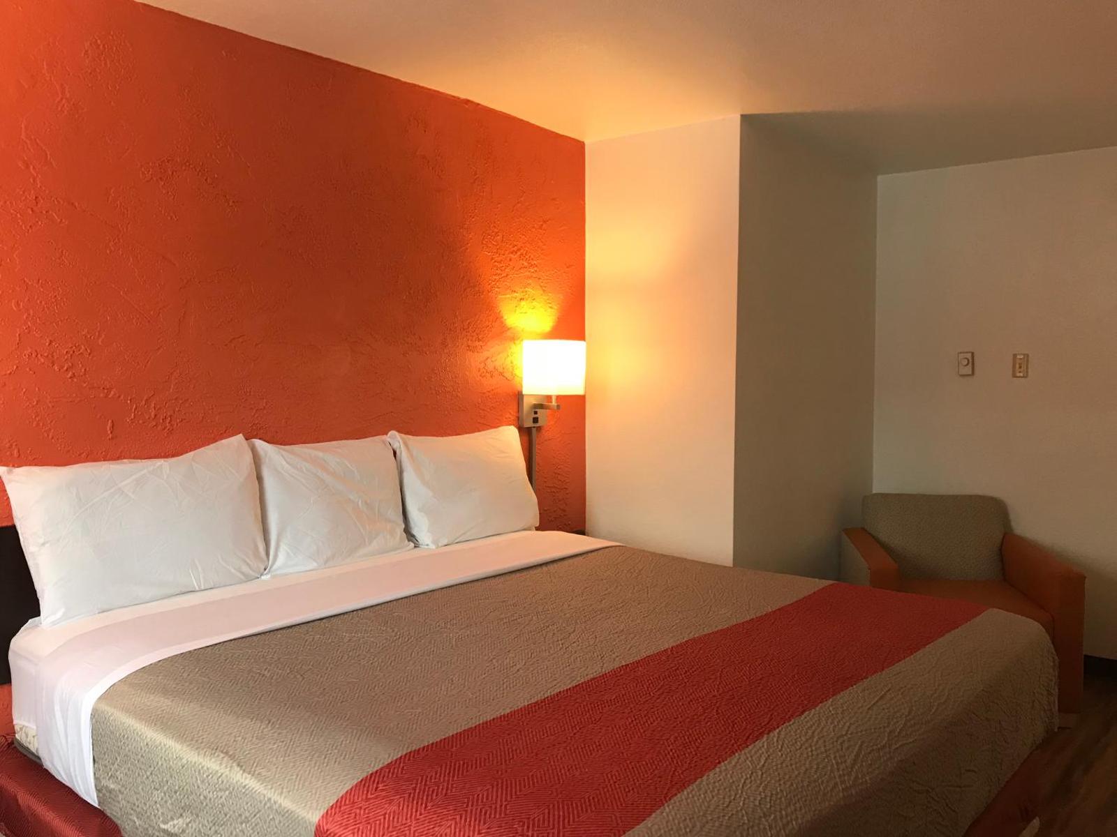 Motel 6-Saint Paul MN - I-94 Main image 1