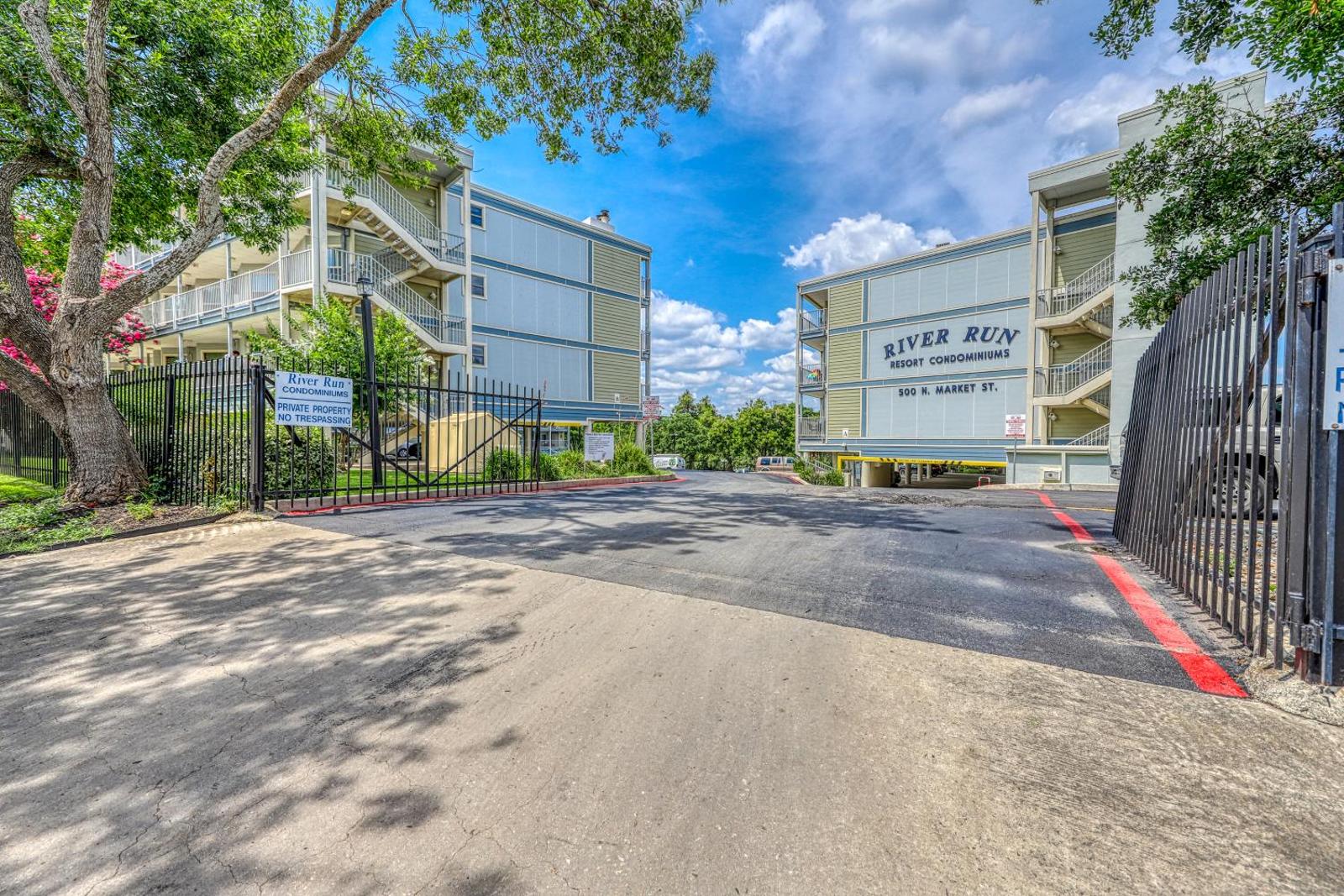 Popular attractions Area Nearby Property