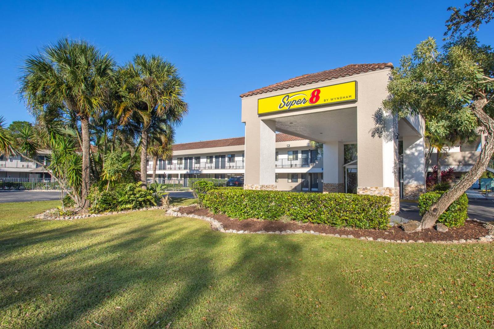 Super 8 by Wyndham Naples Main image 2