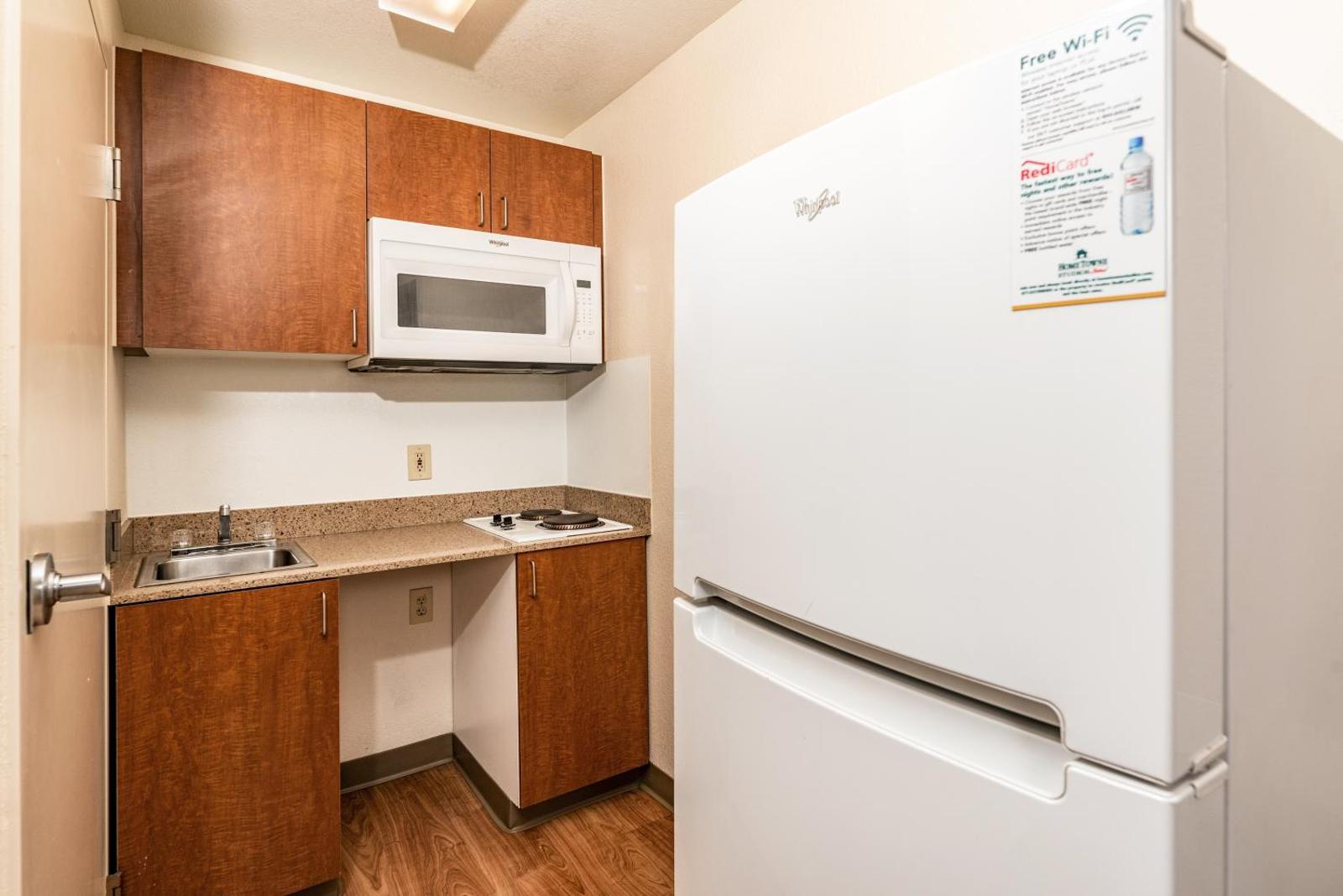  Studio Queen Room Non-Smoking 