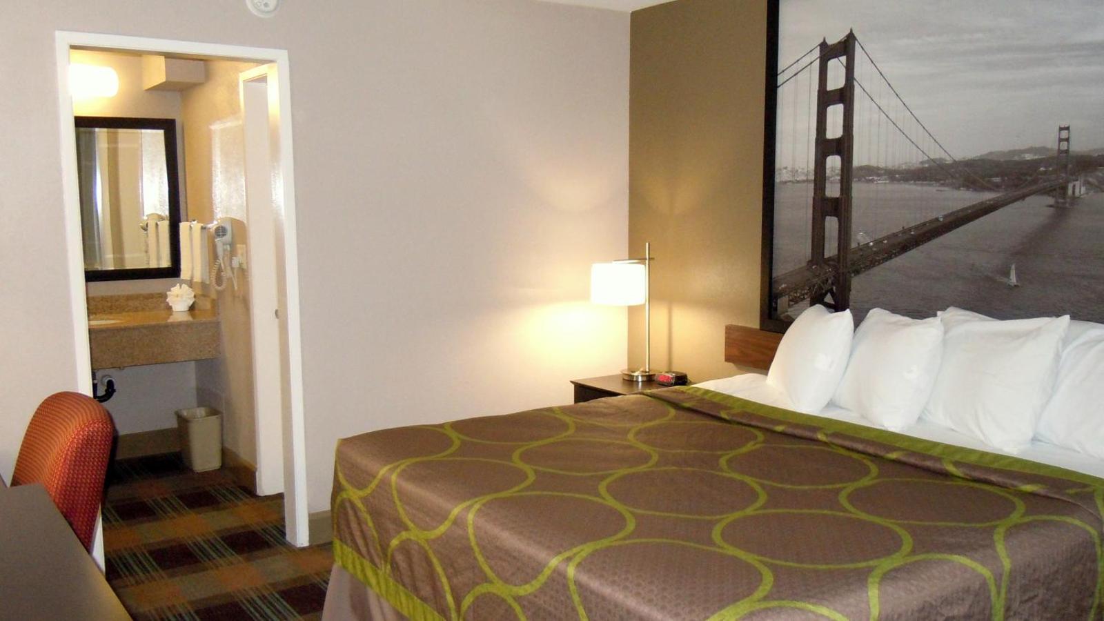 Super 8 by Wyndham Salinas Main image 2