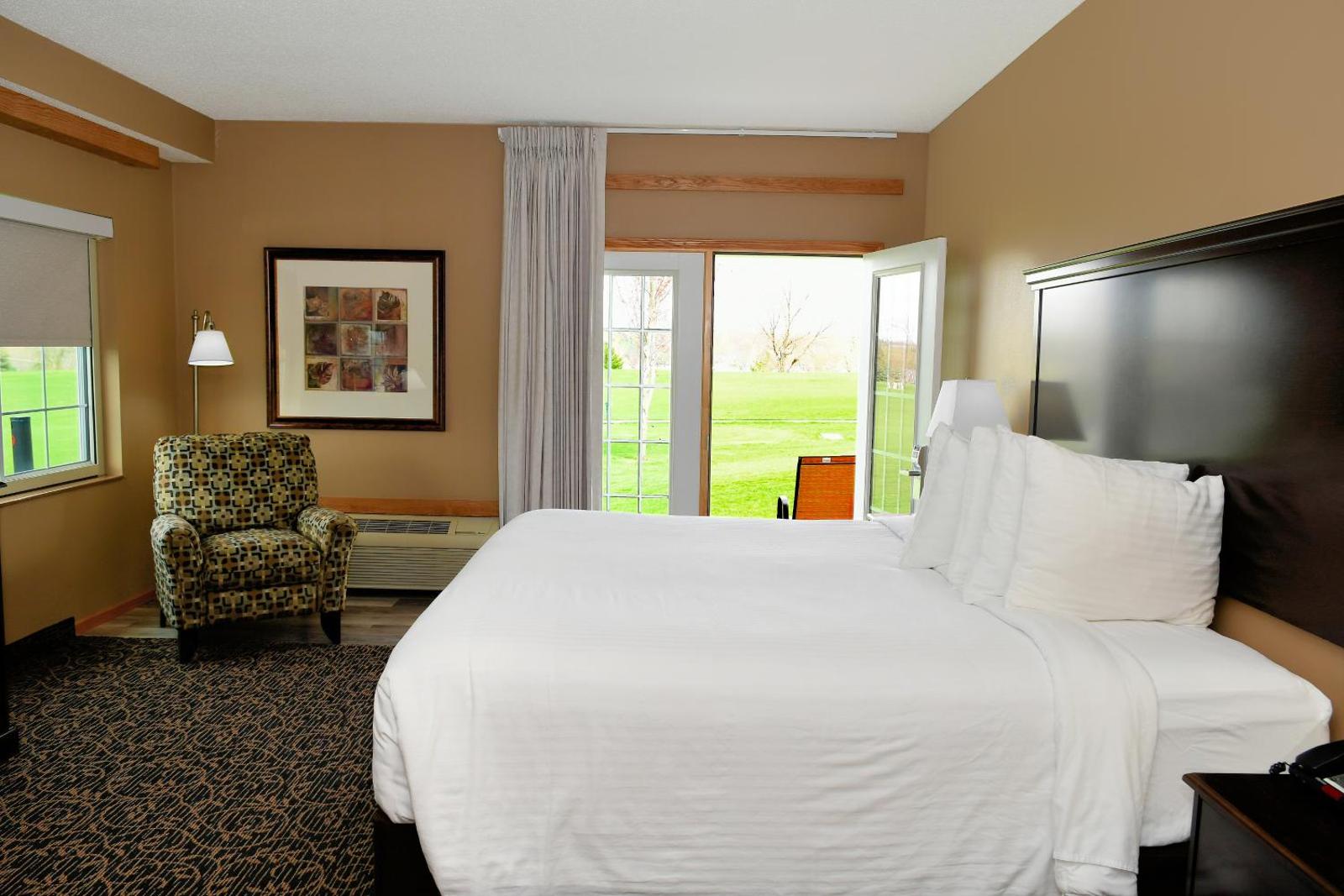 Cobblestone Inn & Suites - Denison | Majestic Hills Main image 2